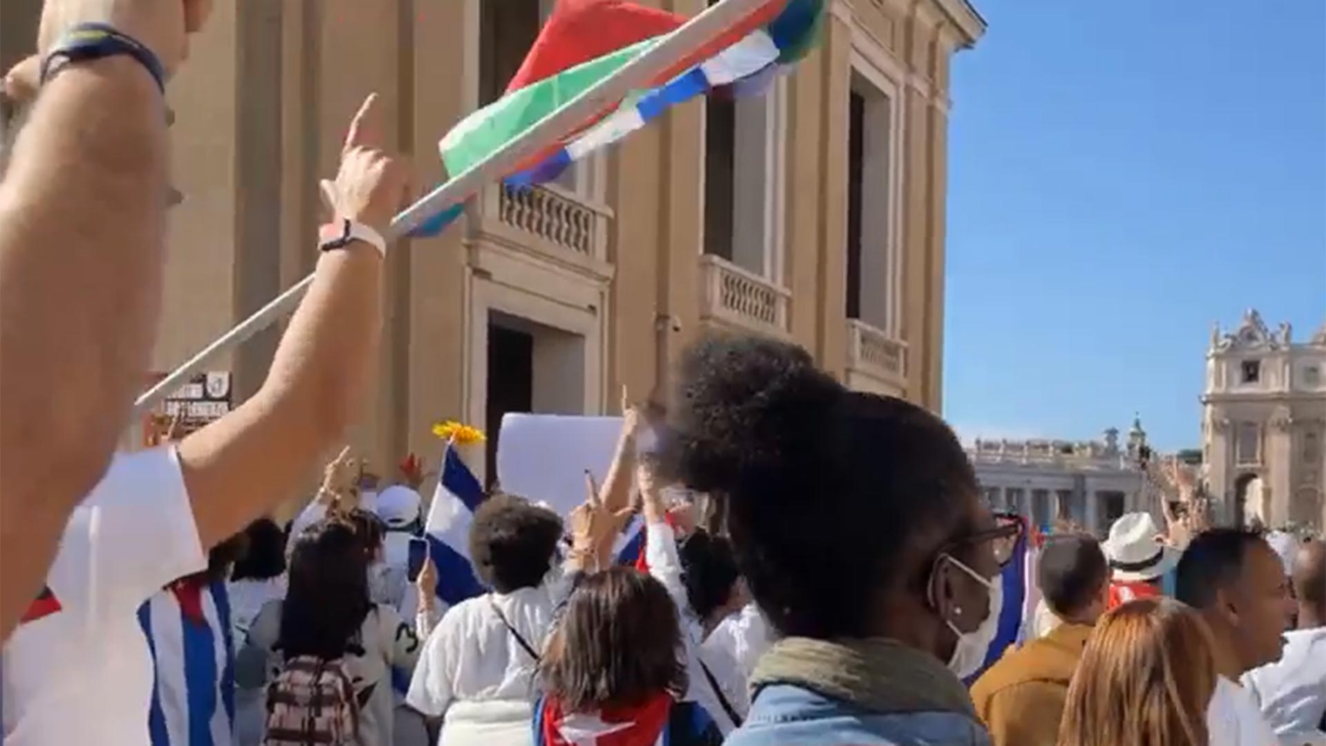 La Policía del Vaticano confiscó banderas de Cuba durante misa del papa Francisco