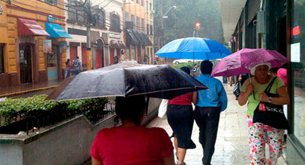 Cenaos: La onda tropical seguirá generando lluvias este día en casi todo el país