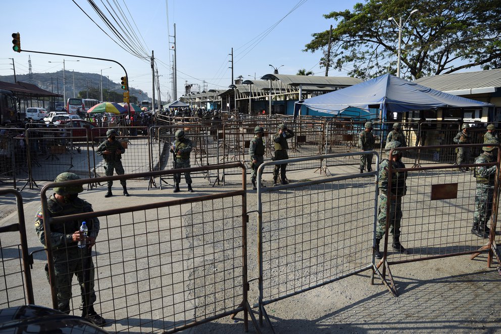 Ecuador militarizó la prisión de Guayaquil tras masacre de 116 privados de libertad Ecuador militarizó la prisión de Guayaquil tras masacre de 116 privados de libertad