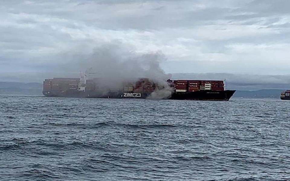 Se incendia buque en costas de Canadá que transporta importante cantidad de químicos