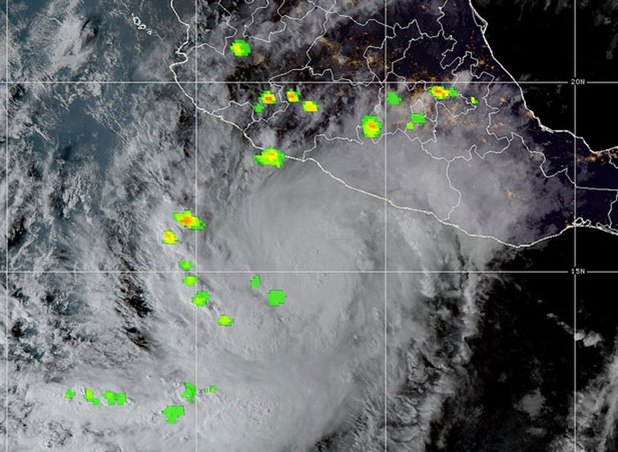 Rick sigue como huracán categoría 1 y avanza por las costas del sur de México