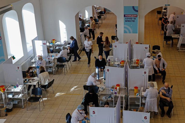 Rusia inició el nuevo confinamiento con otro doble récord de muertes y contagios de Covid-19 Rusia inició el nuevo confinamiento con otro doble récord de muertes y contagios de Covid-19