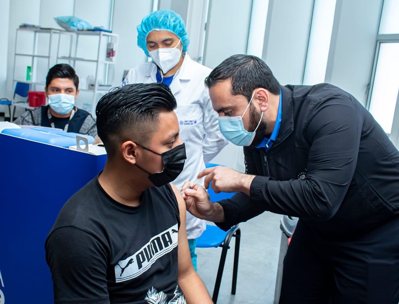 Medicos en El Salvador temen que aplicación de la tercera vacuna anticovid afecte cobertura de las primeras dosis Medicos en El Salvador temen que aplicación de la tercera vacuna anticovid afecte cobertura de las primeras dosis