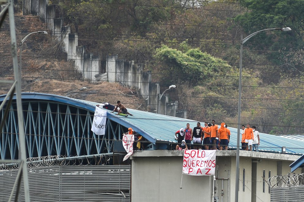 Encuentran siete presos ahorcados en una cárcel de Guayaquil, Ecuador Encuentran siete presos ahorcados en una cárcel de Guayaquil, Ecuador