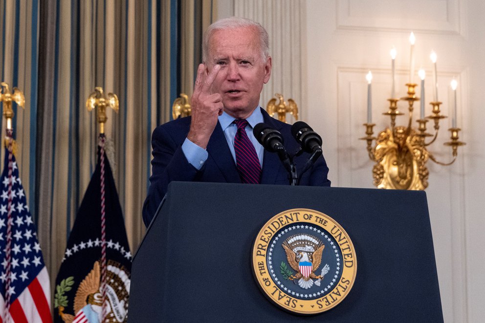 Joe Biden entabla una dura pelea política tanto con republicanos y moderados de su propio partido