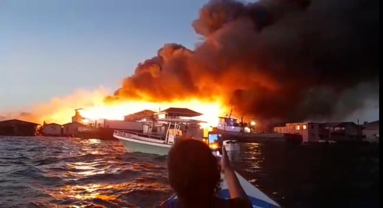 Incontrolable incendio arrasa decenas de viviendas del cayo de Guanaja, Islas de la Bahía