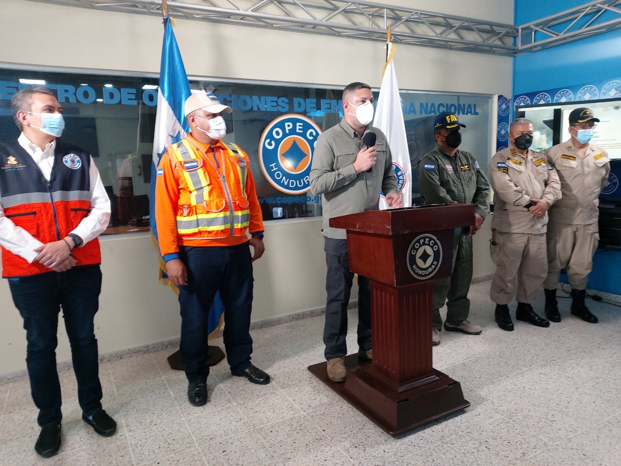 Gobierno da respuesta oportuna a habitantes de Guanaja ante incendio