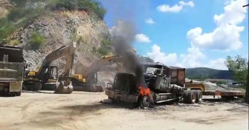 Incineran equipo pesado propiedad del  fallecido empresario Miguel Carrión