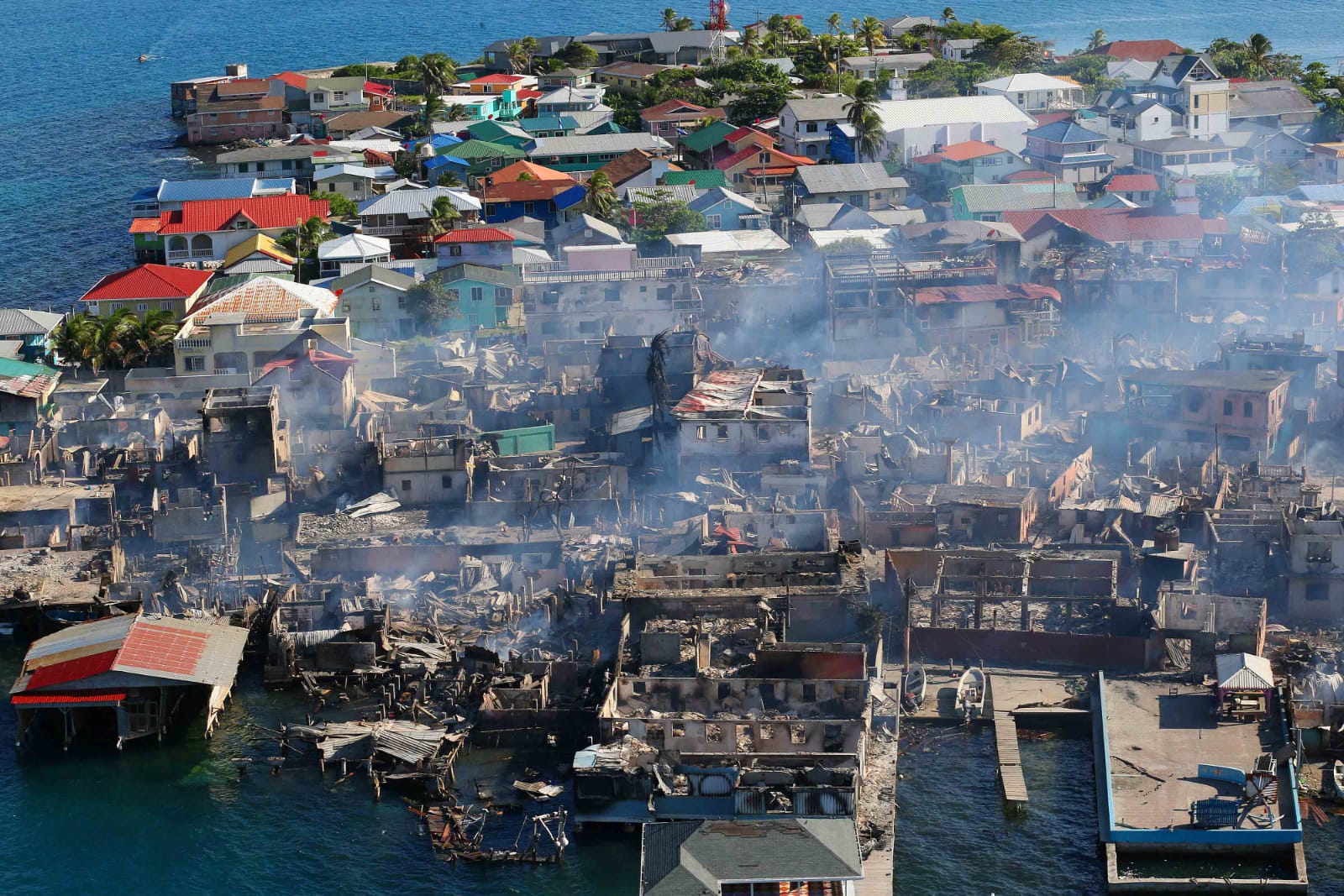 Tras la tragedia: 3 mil trabajadores inician remoción de escombros en Guanaja  