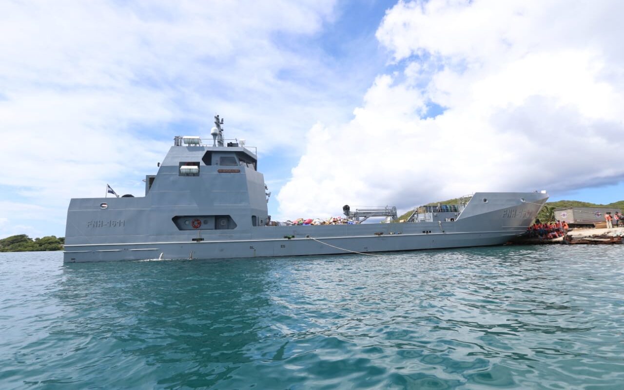 FFAA llevan 130 toneladas de ayuda humanitaria a Guanaja FFAA llevan 130 toneladas de ayuda humanitaria a Guanaja