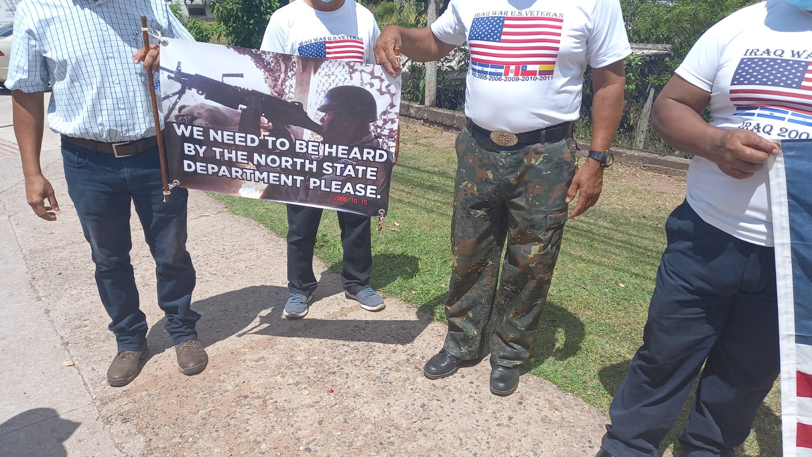 Veteranos de guerra realizan platón frente a la Embajada Americana