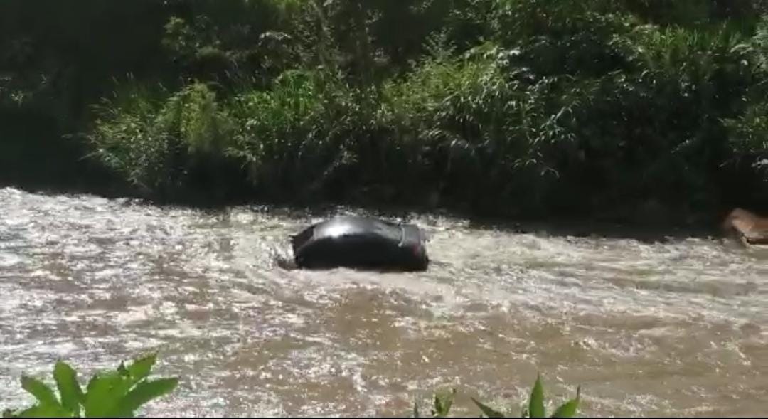 Dos personas quedan atrapadas dentro de un vehículo al caer al rio Choluteca Dos personas quedan atrapadas dentro de un vehículo al caer al rio Choluteca