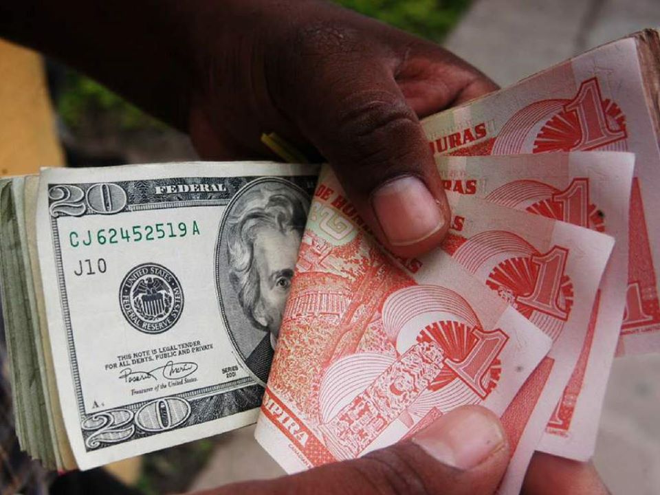 37 centavos se ha depreciado el lempira frente al dólar en el último mes