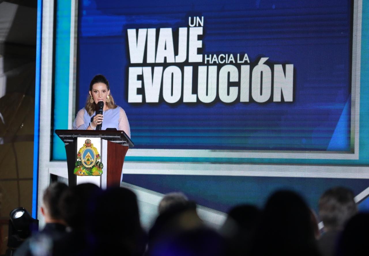 Gobierno lanza nuevo y moderno pasaporte electrónico