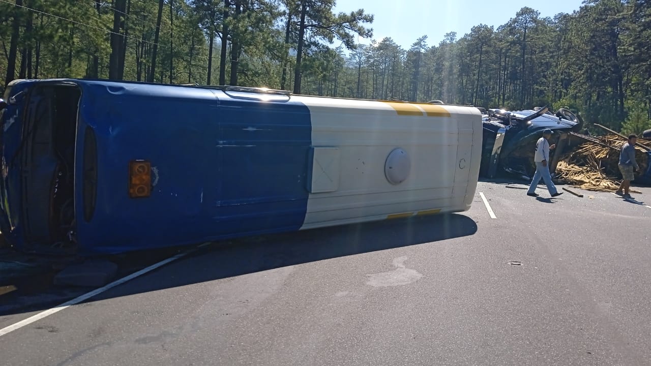 Varias personas heridas deja choque entre rastra y bus rapidito en la CA-5