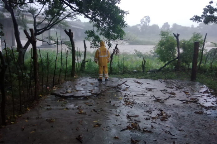 Familias evacuadas e inundaciones provoca frente frío en el litoral atlántico