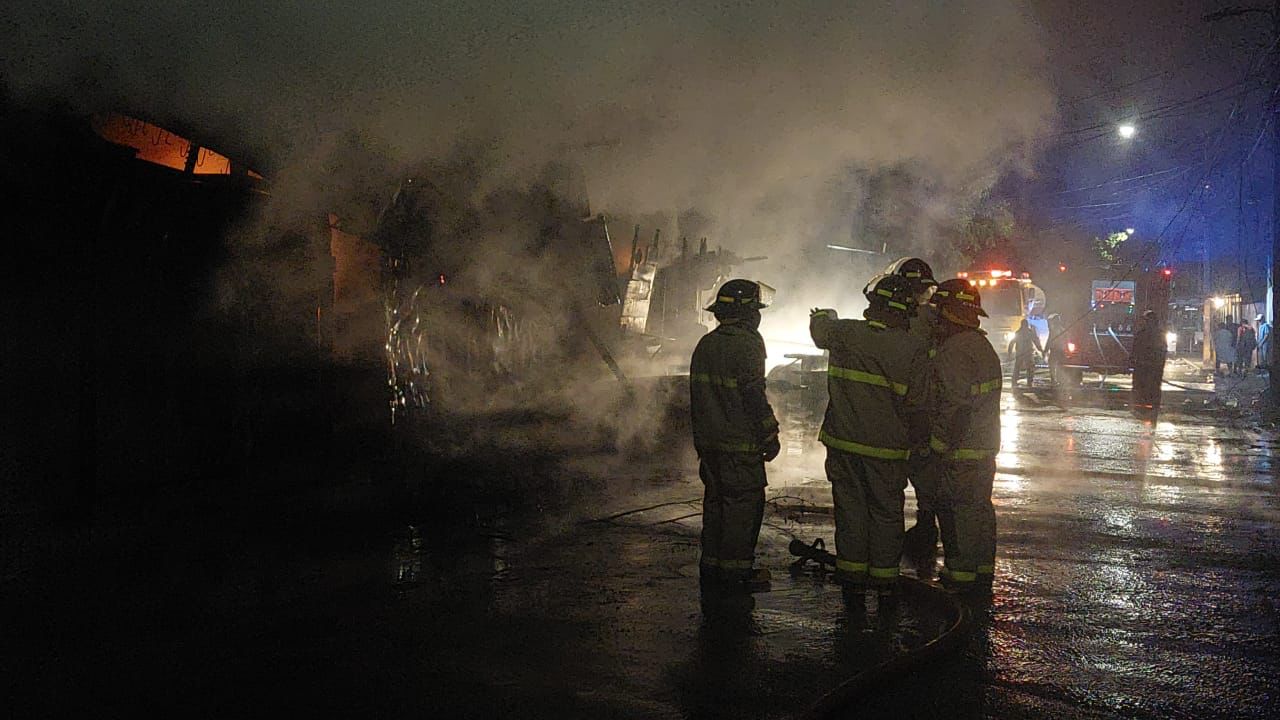 Incendio destruye siete puestos en mercado Medina de SPS Incendio destruye siete puestos en mercado Medina de SPS