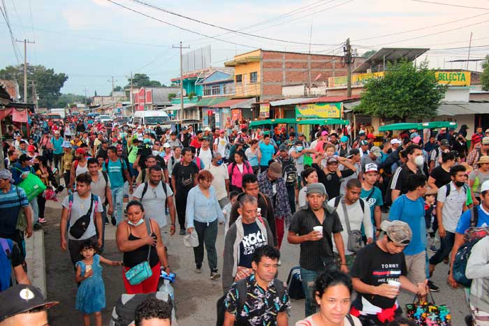 Caravana migrante avanza a paso lento por el sur de México y bajo vigilancia