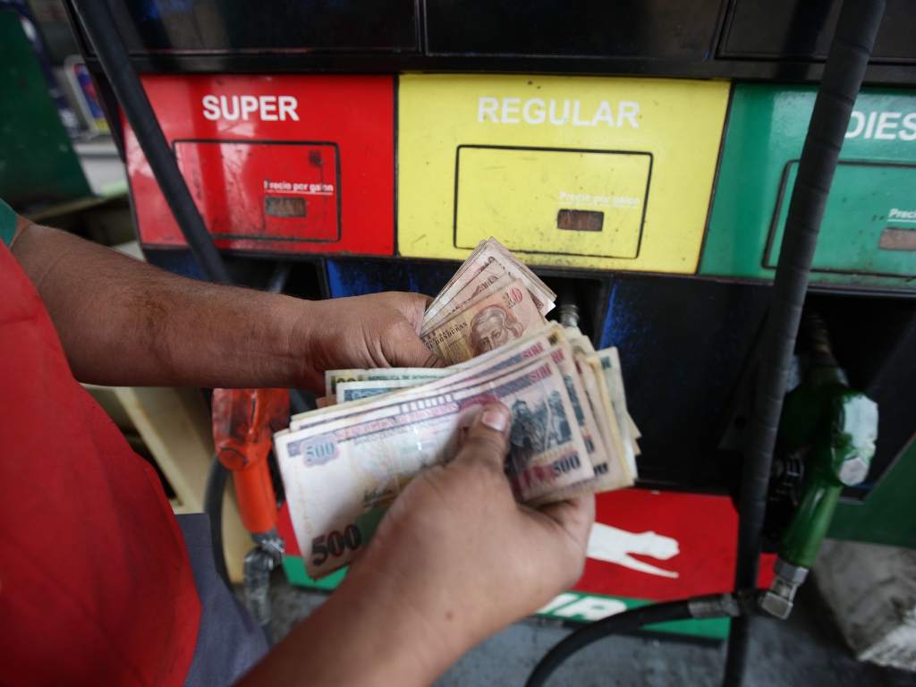 Gobierno “congela” precios de los combustibles hasta fin de año