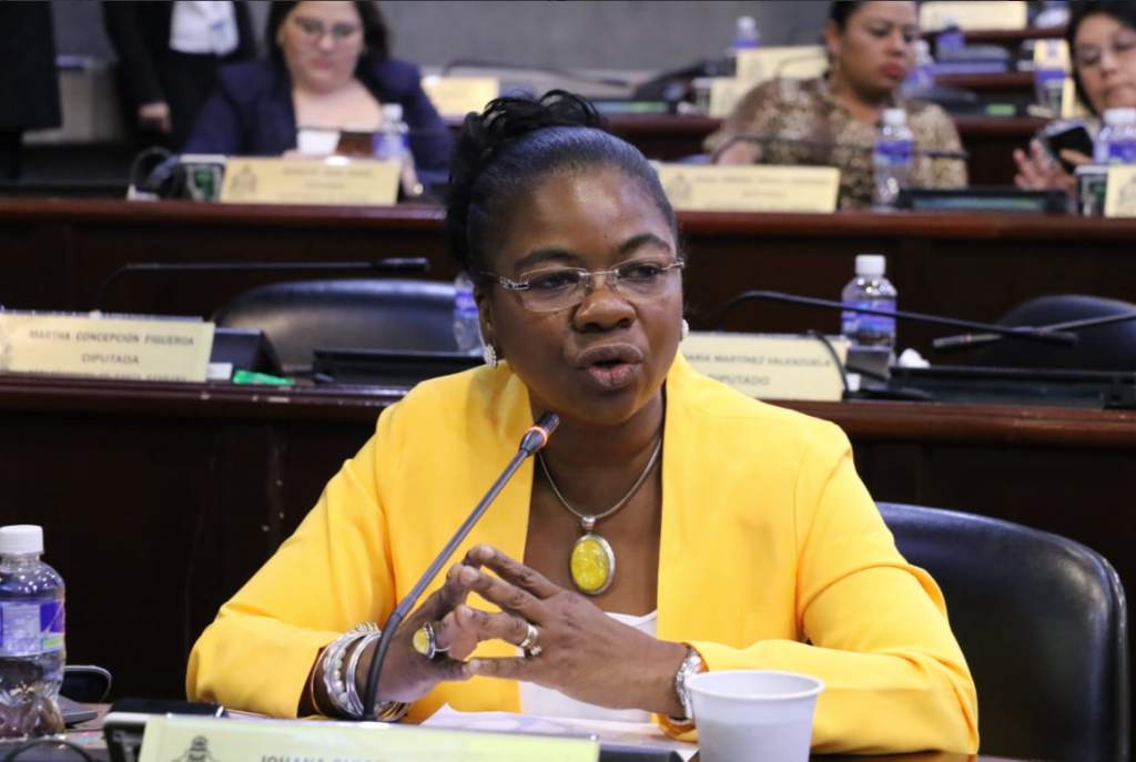 Johana Bermúdez: «Refuerzo contra la Covid-19 nos alegra mucho» Johana Bermúdez: «Refuerzo contra la Covid-19 nos alegra mucho»