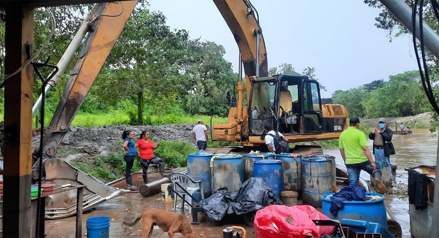 FFAA asegura equipo de extracción minera en el Río Patuca