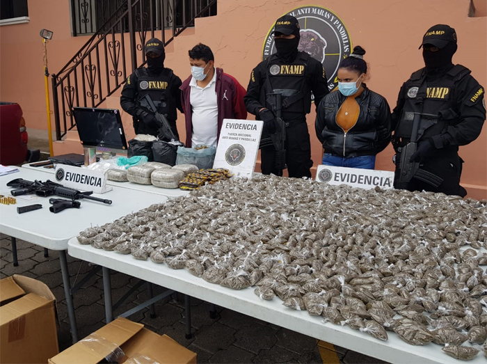 Con fuerte cantidad de droga y armas capturan a pareja cabecillas de la MS-13 en Siguatepeque