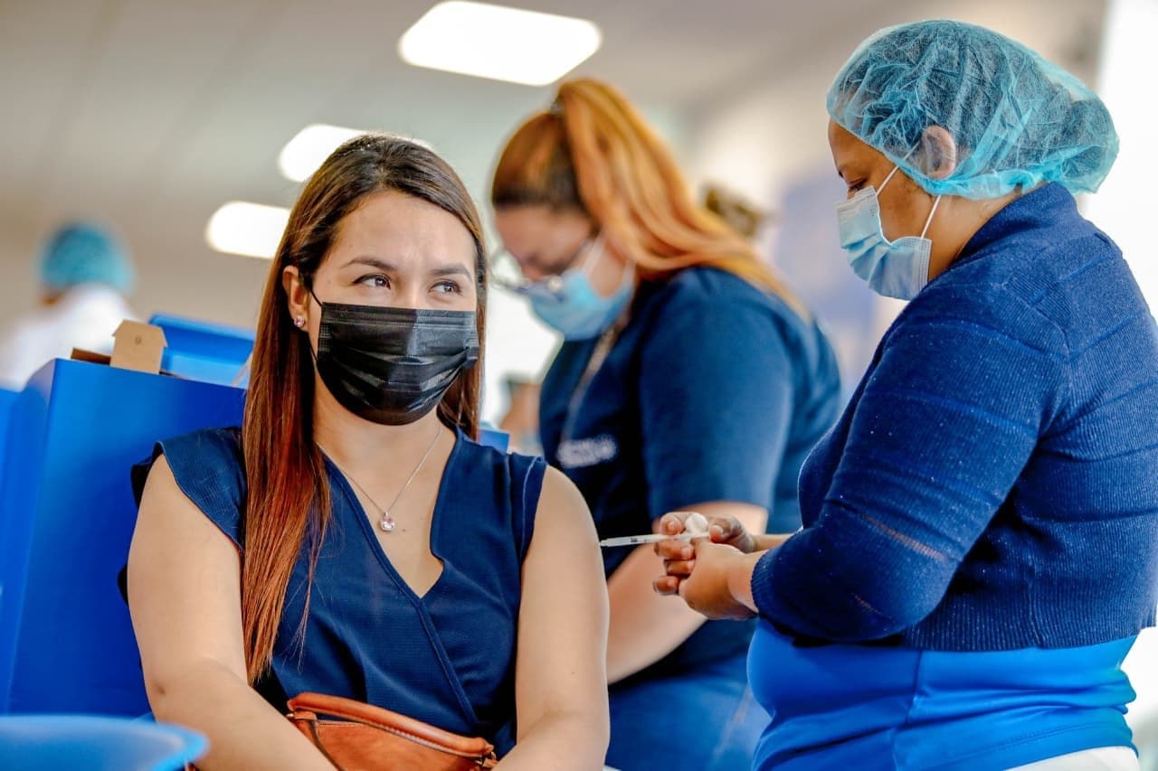 El Salvador amplía la tercera dosis de la vacuna a los mayores de 18 años El Salvador amplía la tercera dosis de la vacuna a los mayores de 18 años
