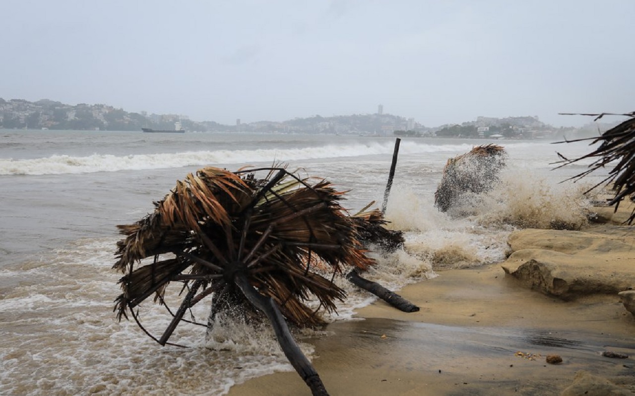 El huracán Rick, de categoría 2, toca tierra en Guerrero, México