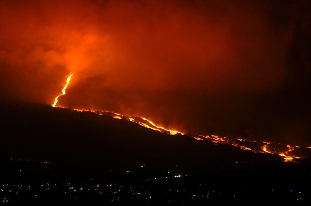 Lava del Volcán La Palma obliga a evacuar a 800 personas