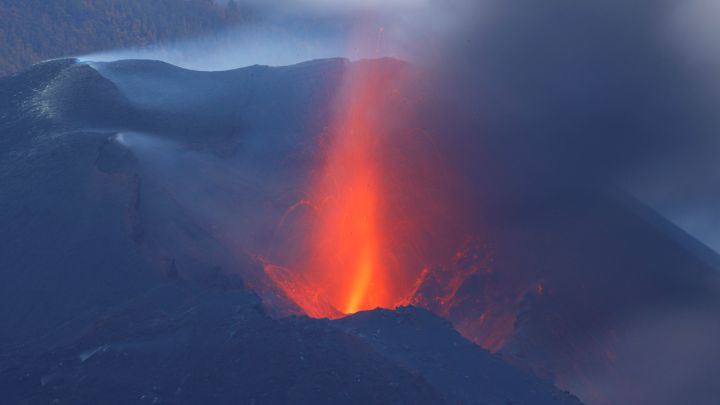 Los Científicos pendientes de si volcán de La Palma se está reavivando Los Científicos pendientes de si volcán de La Palma se está reavivando