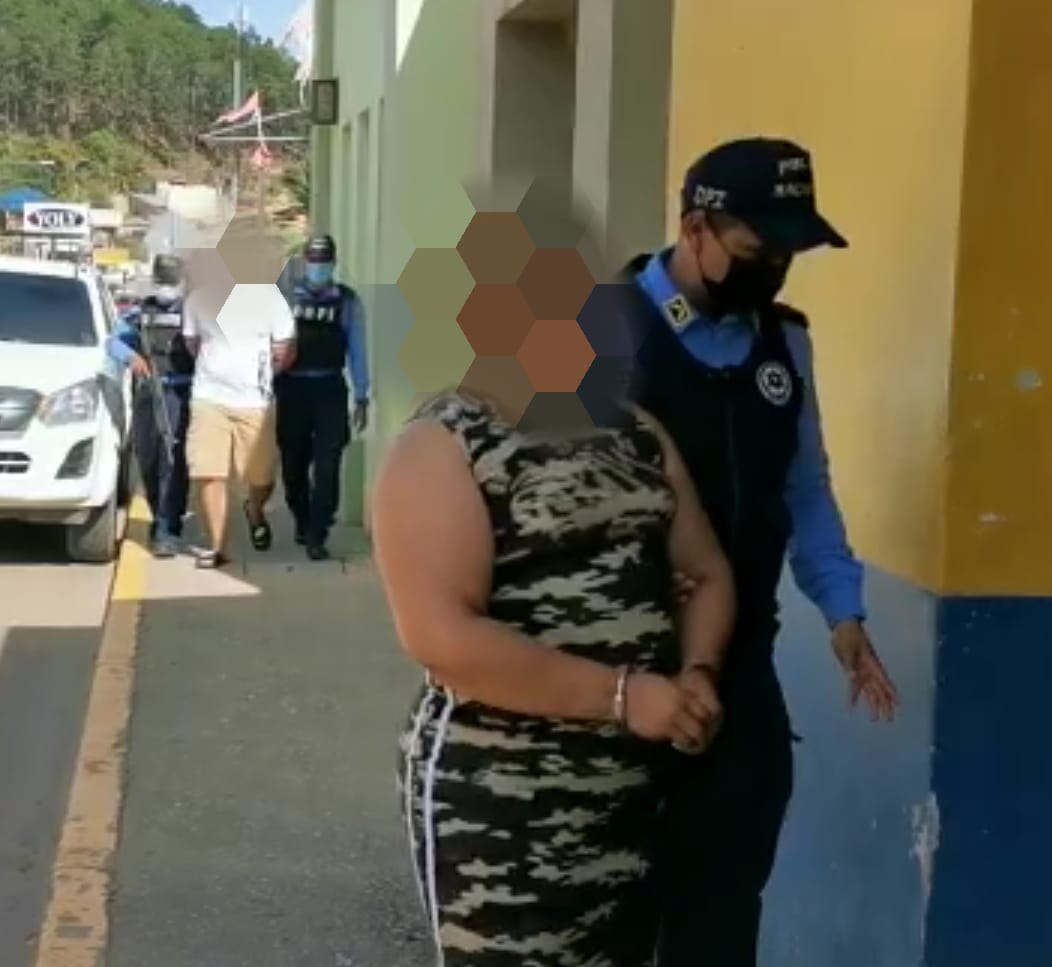 En Olancho arrestan a madre e hijo en posesión de varias onzas de supuesta cocaína En Olancho arrestan a madre e hijo en posesión de varias onzas de supuesta cocaína
