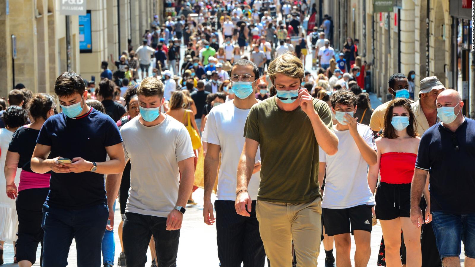 Europa endurece restricciones ante la llegada de la variante Ómicron