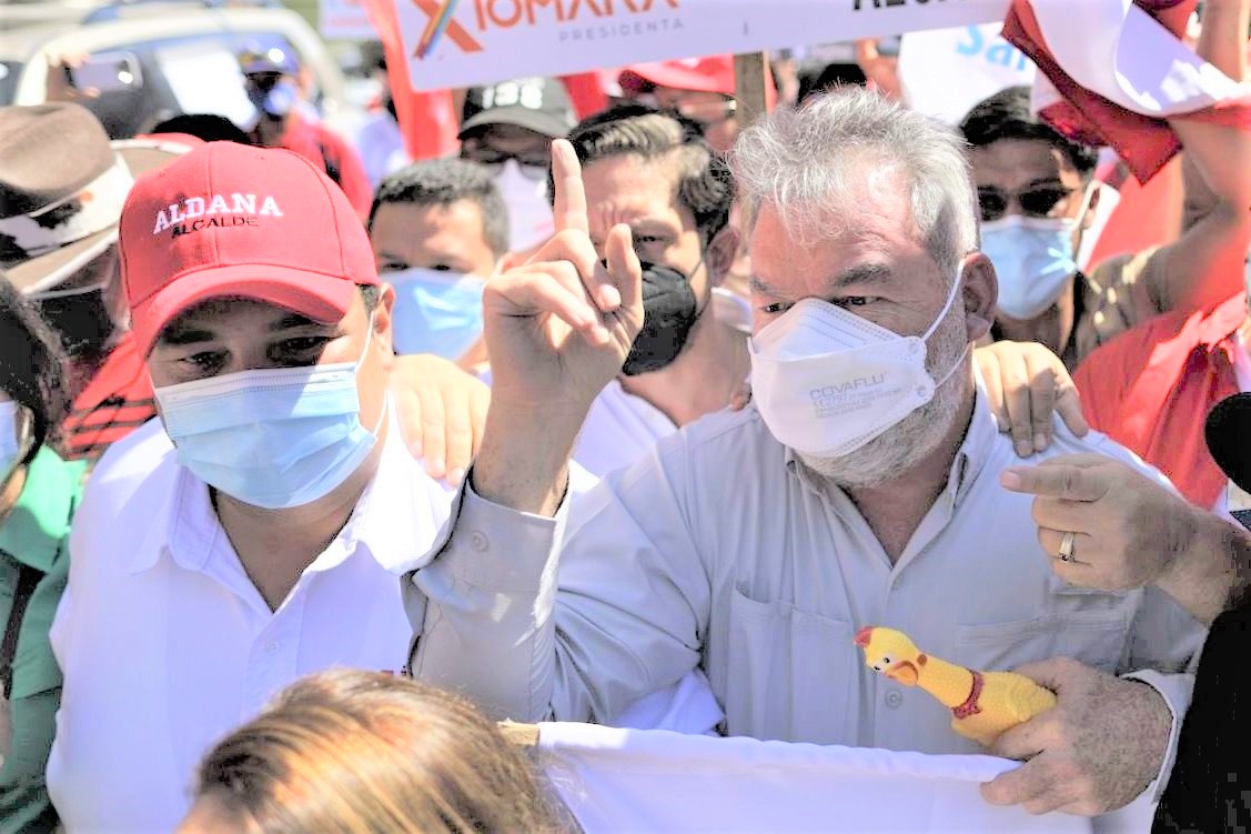 Roberto Contreras y su equipo legal llegan al CNE a exigir inscripción de su candidatura