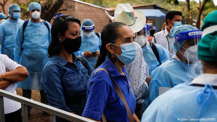 Medicos salvadoreños predicen peores condiciones sanitarias para enero 2022 por variante ómicron Medicos salvadoreños predicen peores condiciones sanitarias para enero 2022 por variante ómicron