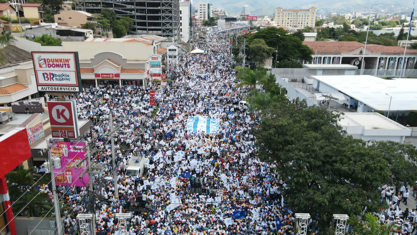 Waleska Zelaya: Más de 150 mil personas asistieron ayer a la marcha nacionalista Waleska Zelaya: Más de 150 mil personas asistieron ayer a la marcha nacionalista