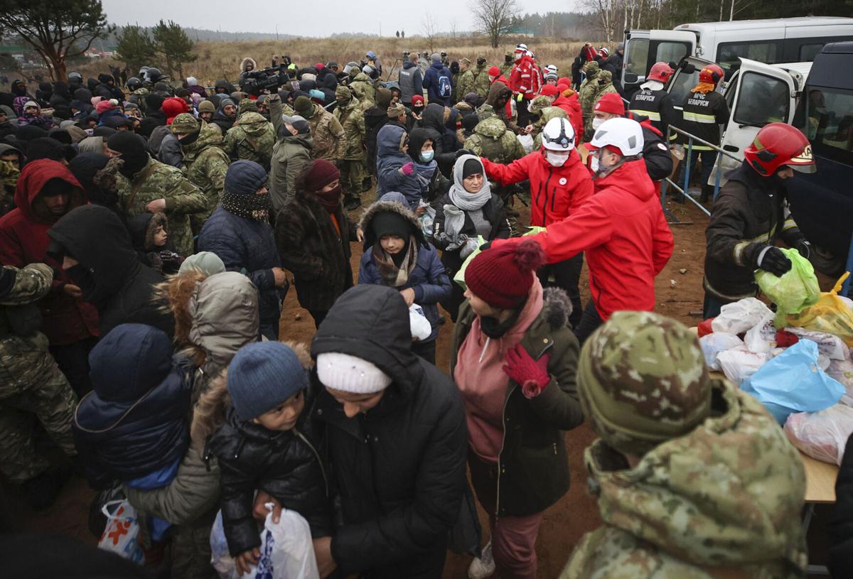 Polonia emplea cañón de agua contra migrantes en la frontera Polonia emplea cañón de agua contra migrantes en la frontera