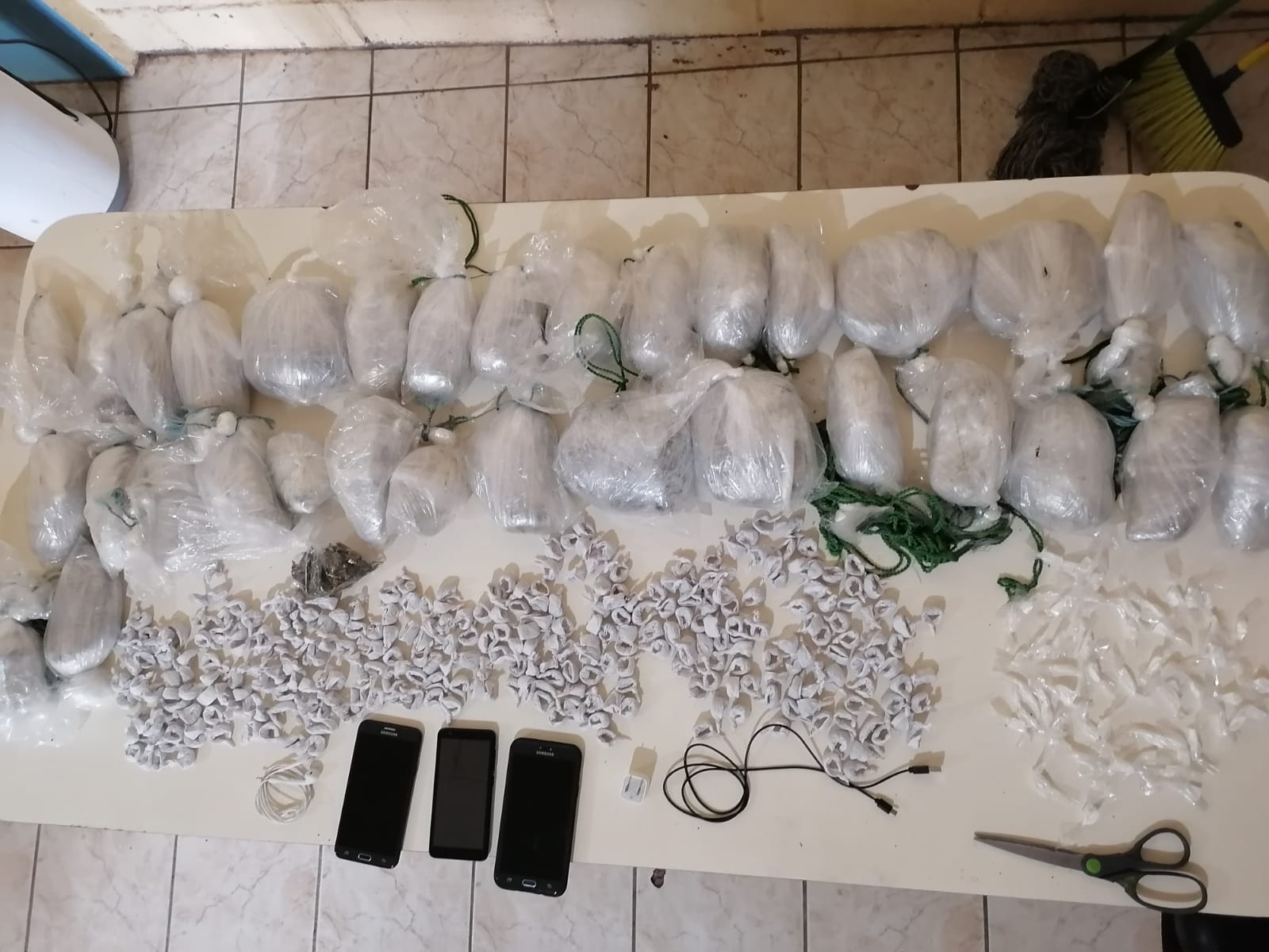 Encuentran alrededor 17 libras de marihuana en centro penitenciario de Juticalpa Encuentran alrededor 17 libras de marihuana en centro penitenciario de Juticalpa
