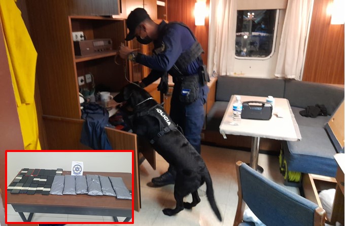 En barco carguero Policía decomisa paquetes de supuesta cocaína