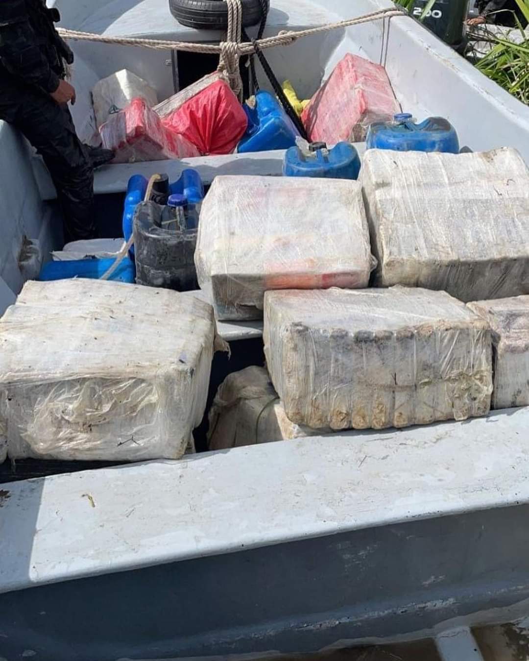 En posesión de 13 fardos de droga capturan a siete personas en Atlántida