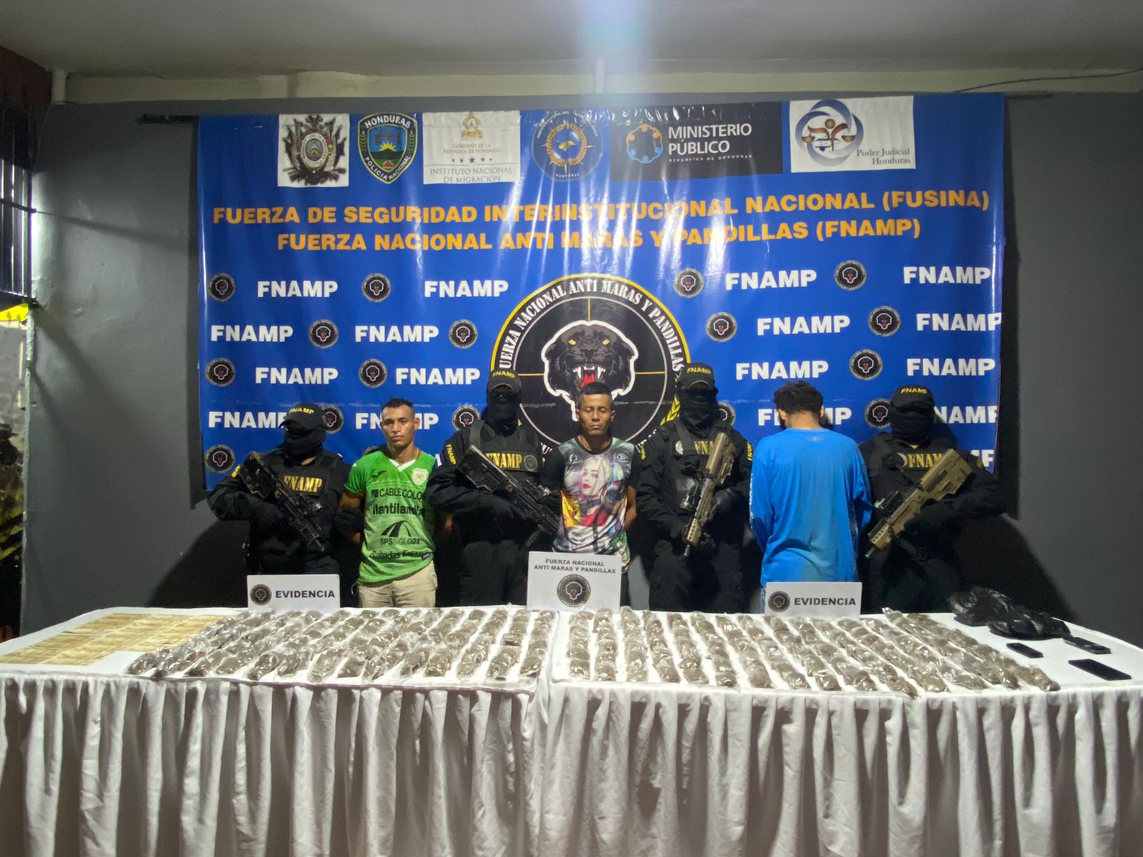 Con droga valorada en mas de 100 mil lempiras caen tres presuntos pandilleros en Choloma, Cortés Con droga valorada en mas de 100 mil lempiras caen tres presuntos pandilleros en Choloma, Cortés