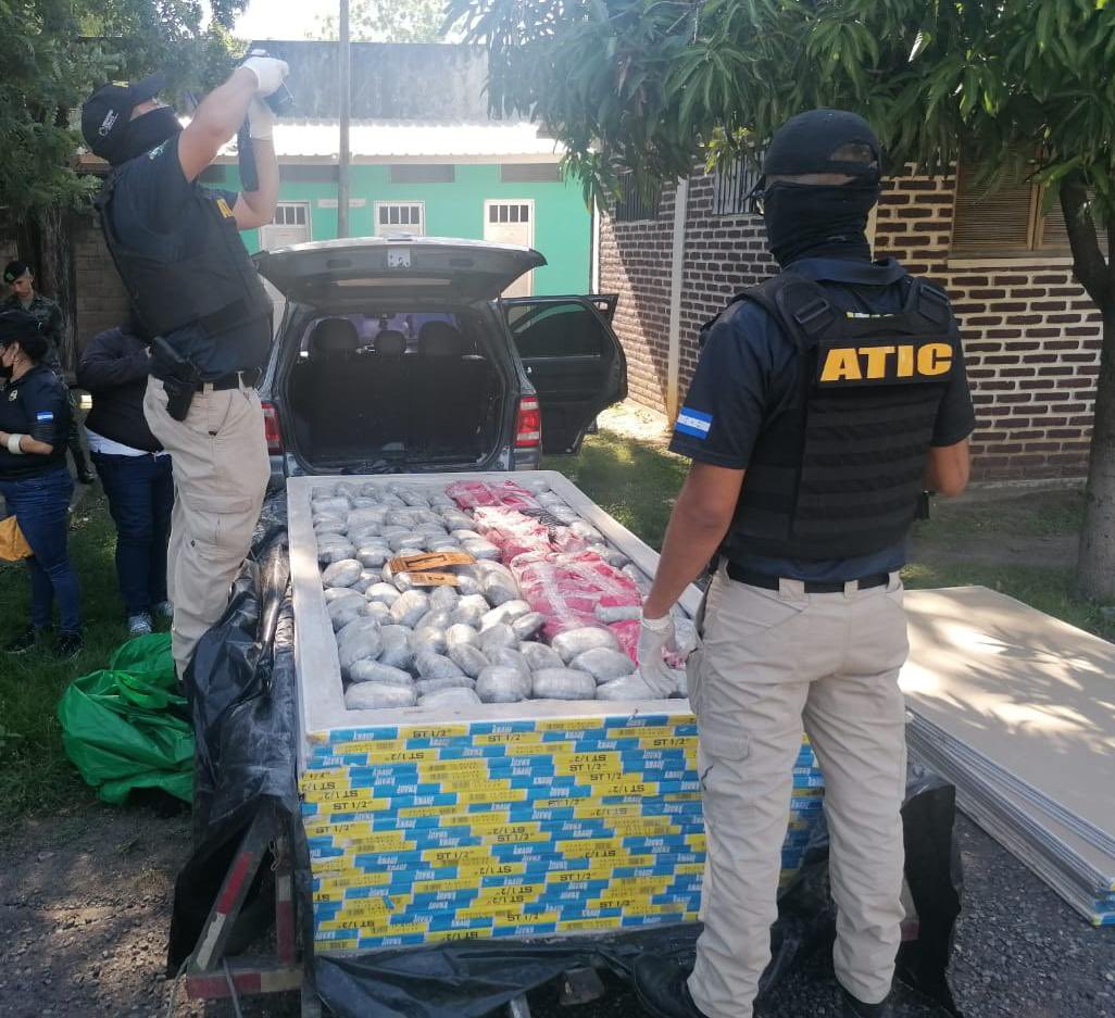 Duro golpe al narcotráfico: Incautan 998 paquetes de marihuana oculta en hojas de tabla yeso en Choluteca Duro golpe al narcotráfico: Incautan 998 paquetes de marihuana oculta en hojas de tabla yeso en Choluteca