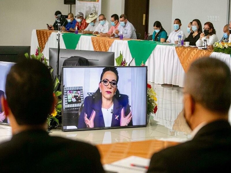 Libre se reune con productores de café y promete mejorar sus condiciones de vida