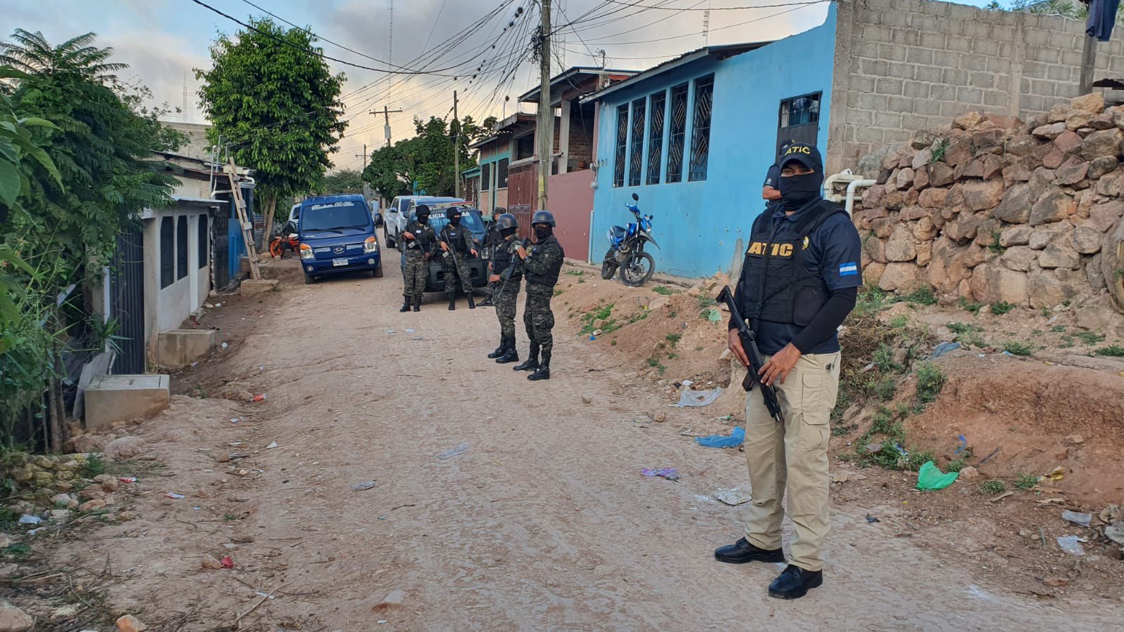 Allanamientos y captura ejecutan la Fiscalía de Delitos Contra la Vida y la ATIC en la colonia Nueva Suyapa Allanamientos y captura ejecutan la Fiscalía de Delitos Contra la Vida y la ATIC en la colonia Nueva Suyapa