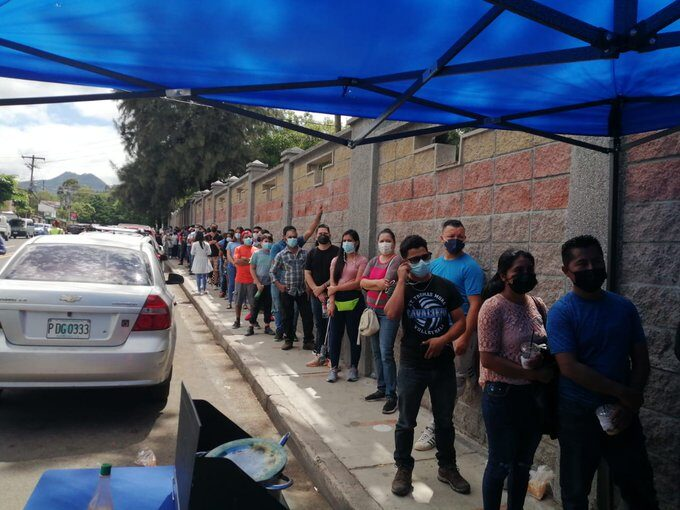 A pocas horas del proceso electoral, largas filas para reclamar identidades en la UPNFM A pocas horas del proceso electoral, largas filas para reclamar identidades en la UPNFM