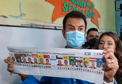 Salvador Nasralla llega acompañado de su esposa a votar este domingo Salvador Nasralla llega acompañado de su esposa a votar este domingo