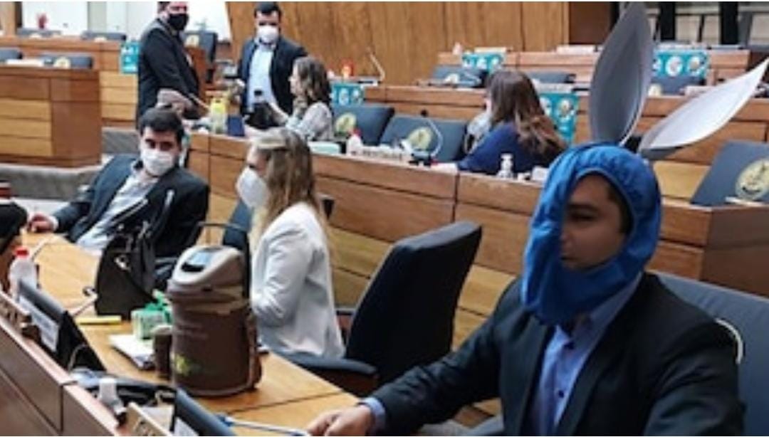 Diputado paraguayo protesta en contra de las medidas de bioseguridad en plena sesión del congreso