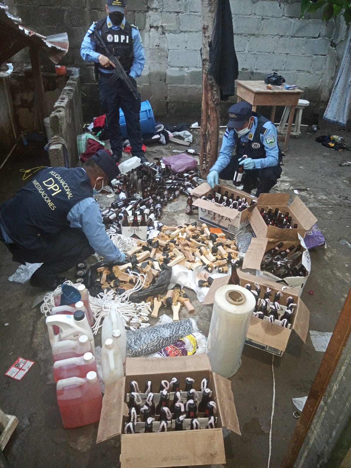 Autoridades desmantelan centro de fabricación de bombas «molotov» de la MS-13