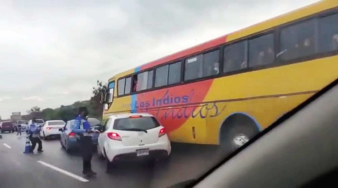 Cortés: Autobús impacta contra vehículos en retén policial Cortés: Autobús impacta contra vehículos en retén policial