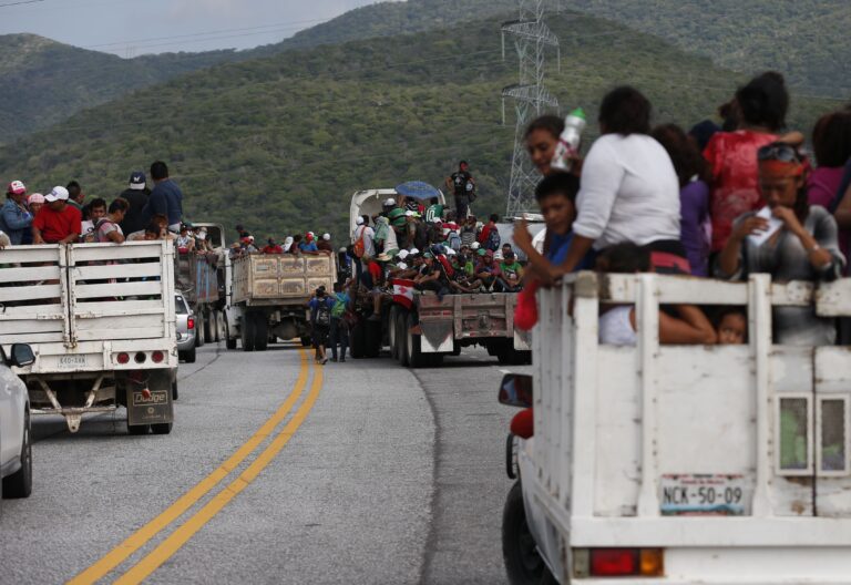 Caravana migrante sigue su paso por el sur de México en camiones y a pie