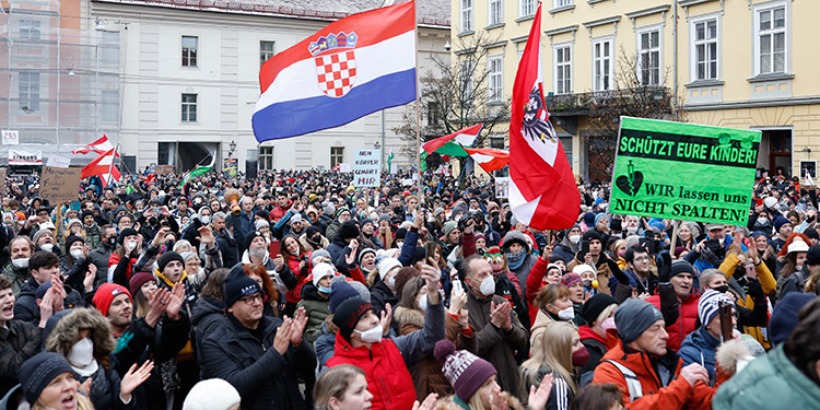 Decenas de miles de personas se manifiestan en Austria contra la vacunación obligatoria